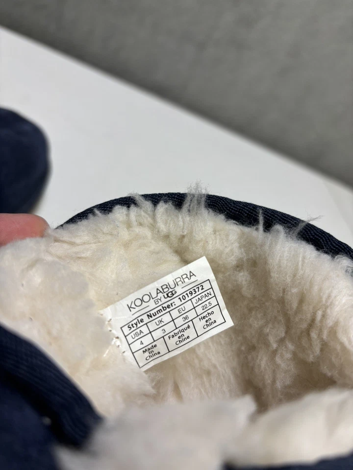 Botas azules de gamuza para niñas KOOLABURRA by UGG talla 4 cierre de lazo apretado Foto 3 de 4