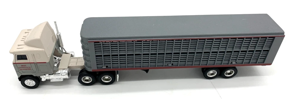 Remolque Ertl Farm Country Mack Cabover y ganado fundido a presión 1/64 Foto 2 de 4
