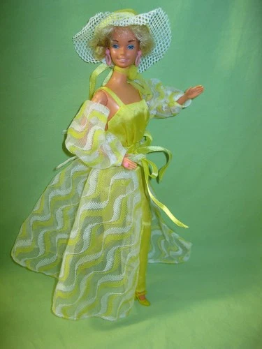 VINTAGE Superstar Era BARBIE 1979 PRETTY CHANGES DOLL in Outfit & Rose Jewelry