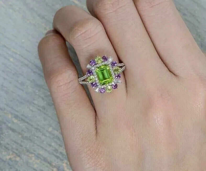 Anillo de vástago dividido con halo creado en laboratorio de peridoto corte esmeralda de 4 quilates enchapado en oro blanco de 14 quilates Foto 3 de 4