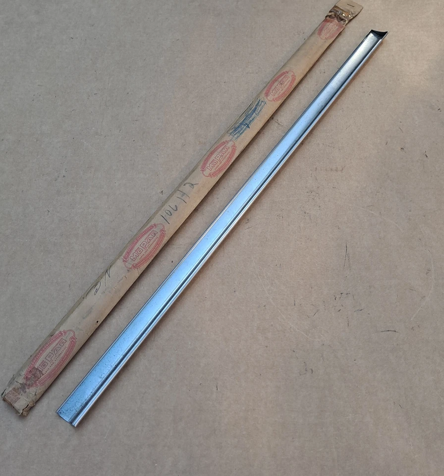 1955 1956 Plymouth Belvedere Savoy Plaza NOS MoPar Frente Esquerda MOLDAGEM DE CINTO DE PORTA - Imagem 4 de 4