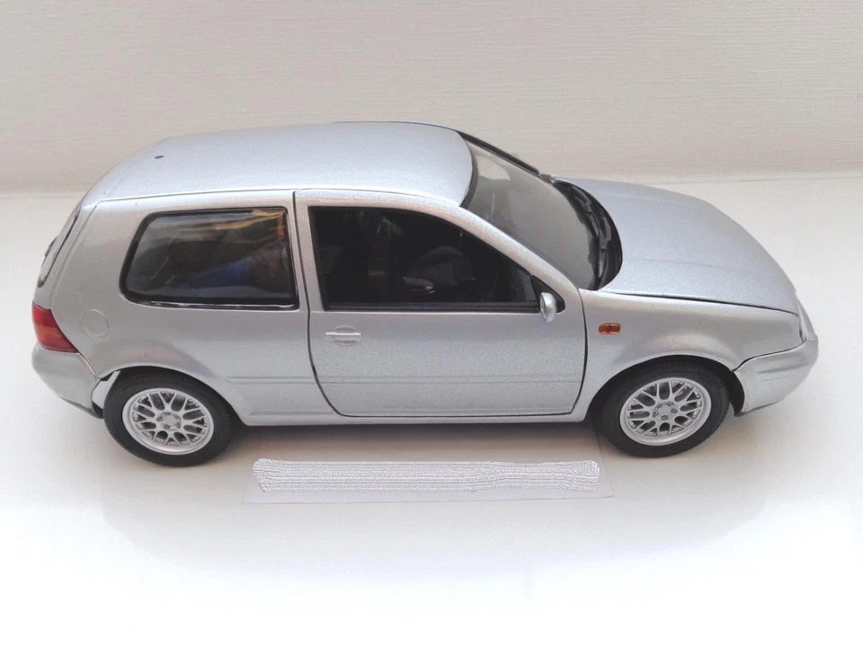 Volkswagen VW Golf 4 GTI Modellino 1:18 Revell Argento 089459093 Nuovo - Immagine 3 di 4
