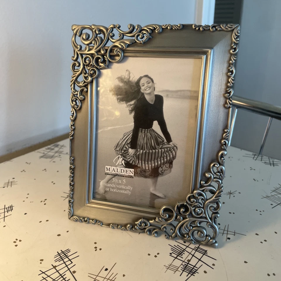 Marco de fotos Malden con pergaminos de esquina de metal gris 3,5x5" acabado satinado independiente Foto 2 de 4