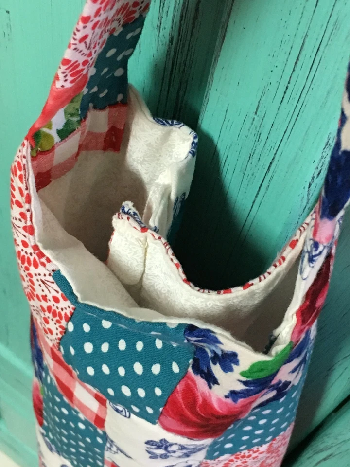 ÚNICO Soporte para Bolsa de Plástico Retazos Telas Mujer Pionera Hecho a Mano - Único en su Clase Foto 4 de 4