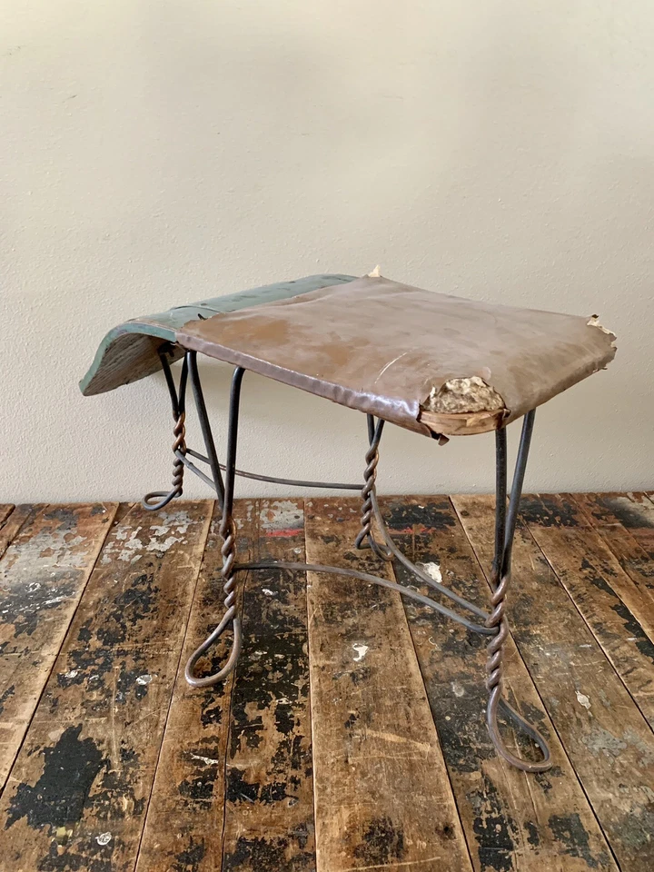 Antiguo Zapato de Hierro Retorcido Vendedor Zapato Bota Brillo Taburete Banco Primitivo Foto 3 de 4