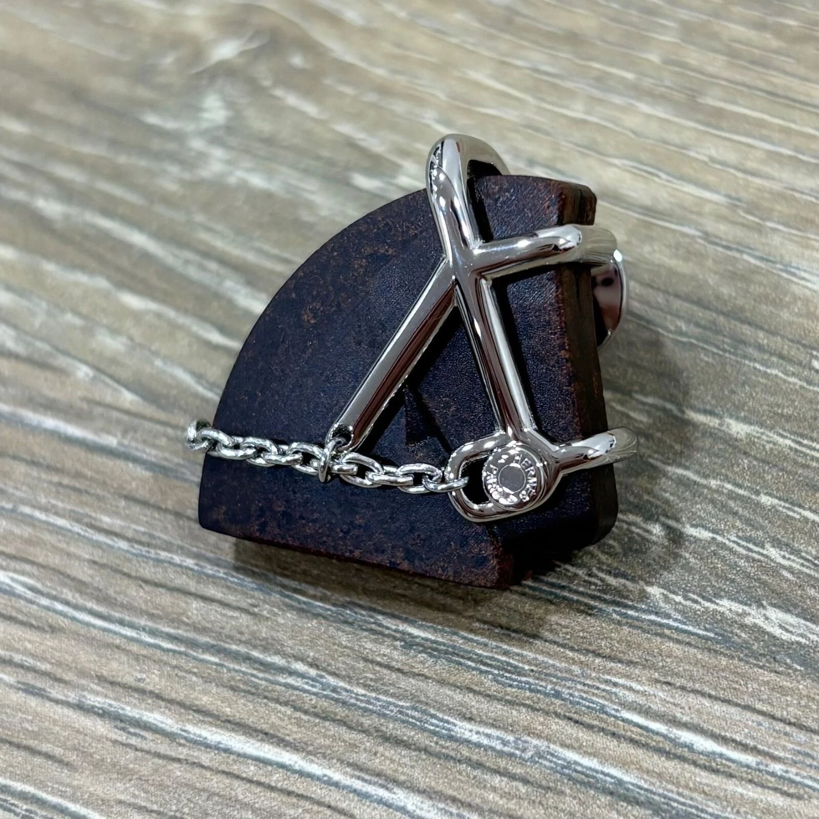 HERMÈS HERMES H077351FP01 Spilla catena Vulcanium distintivo cavallo cheval distintivo