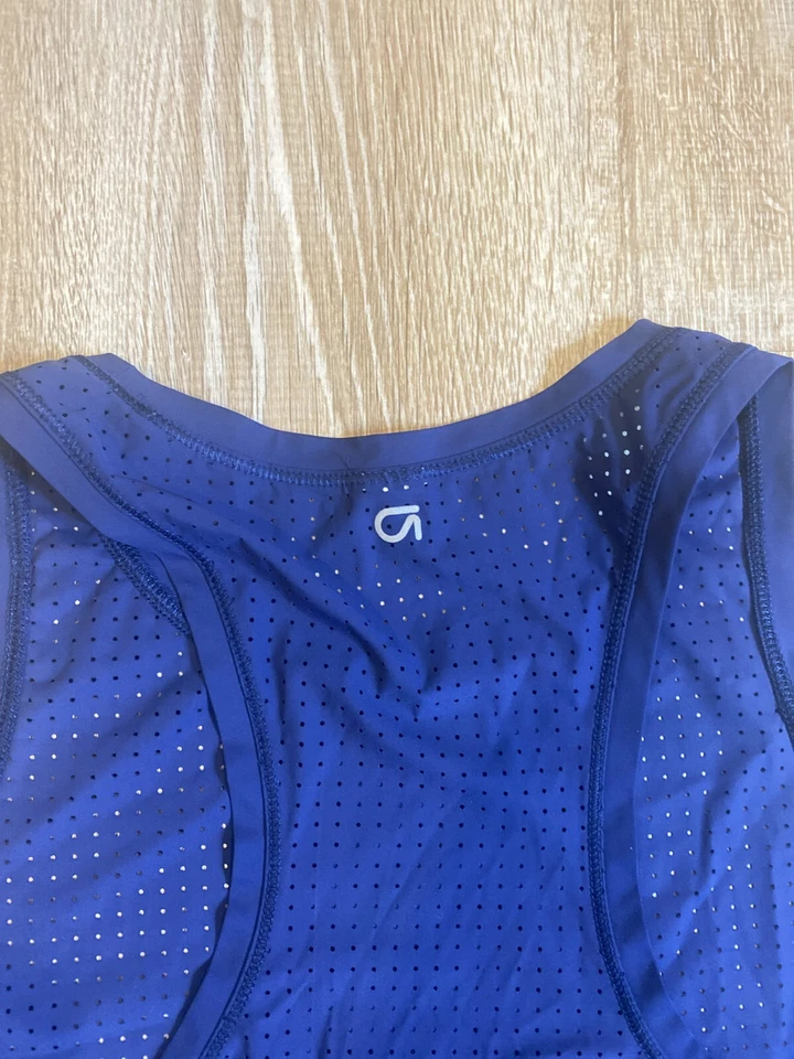Camiseta sin mangas de entrenamiento Gap Body Fit para mujer espalda deportiva de malla azul marino fluida lados abiertos M? Foto 3 de 4
