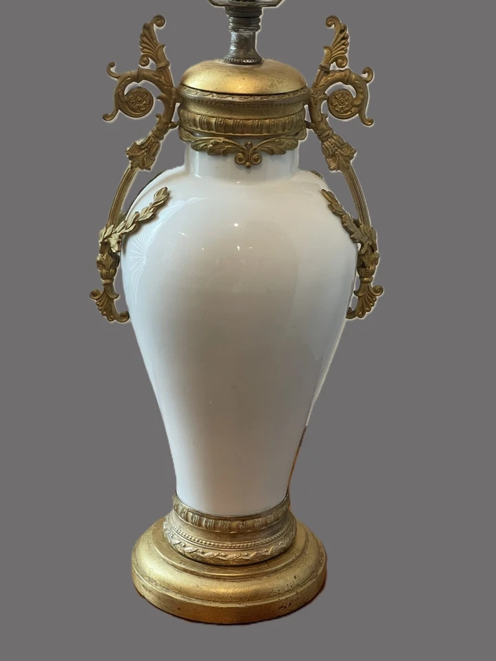 Antigua lámpara de mesa francesa estilo Luis XV de porcelana esmaltada blanca con soportes de bronce Foto 3 de 4