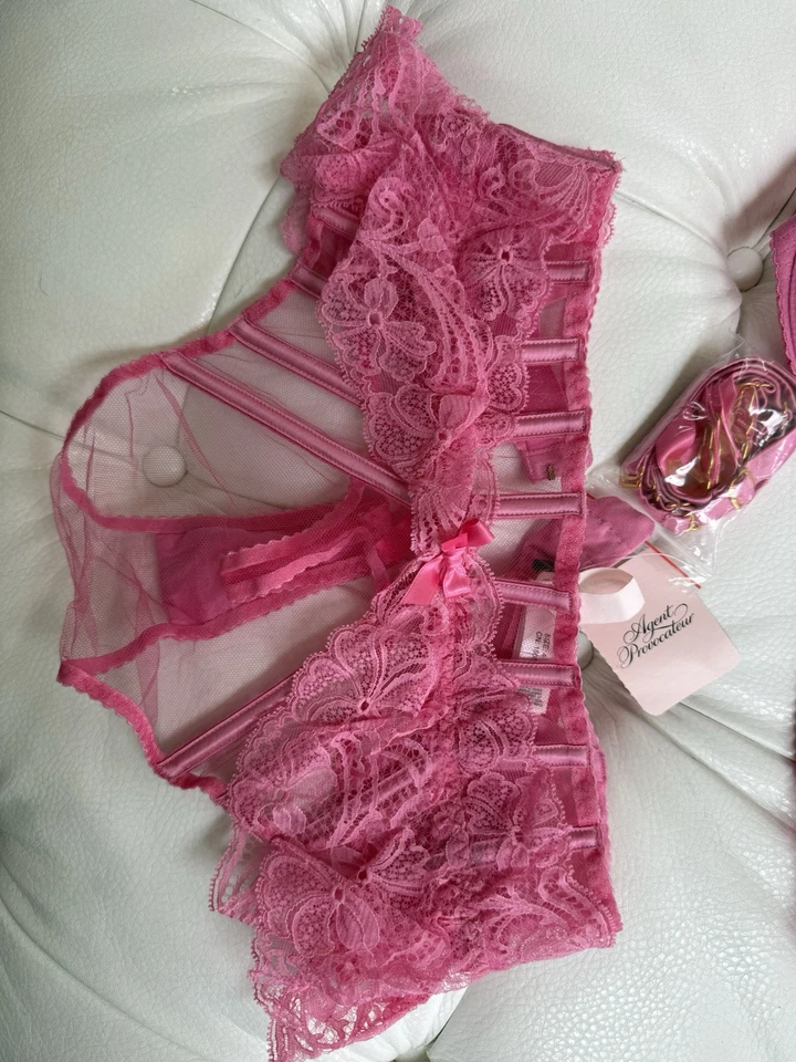 NUEVO CON ETIQUETAS CONJUNTO AGENTE PROVOCATEUR: SUJETADOR ROZLYN BALCONETTE 36D TANGA TALLA 4, TIRANTES ROSA Foto 2 de 4