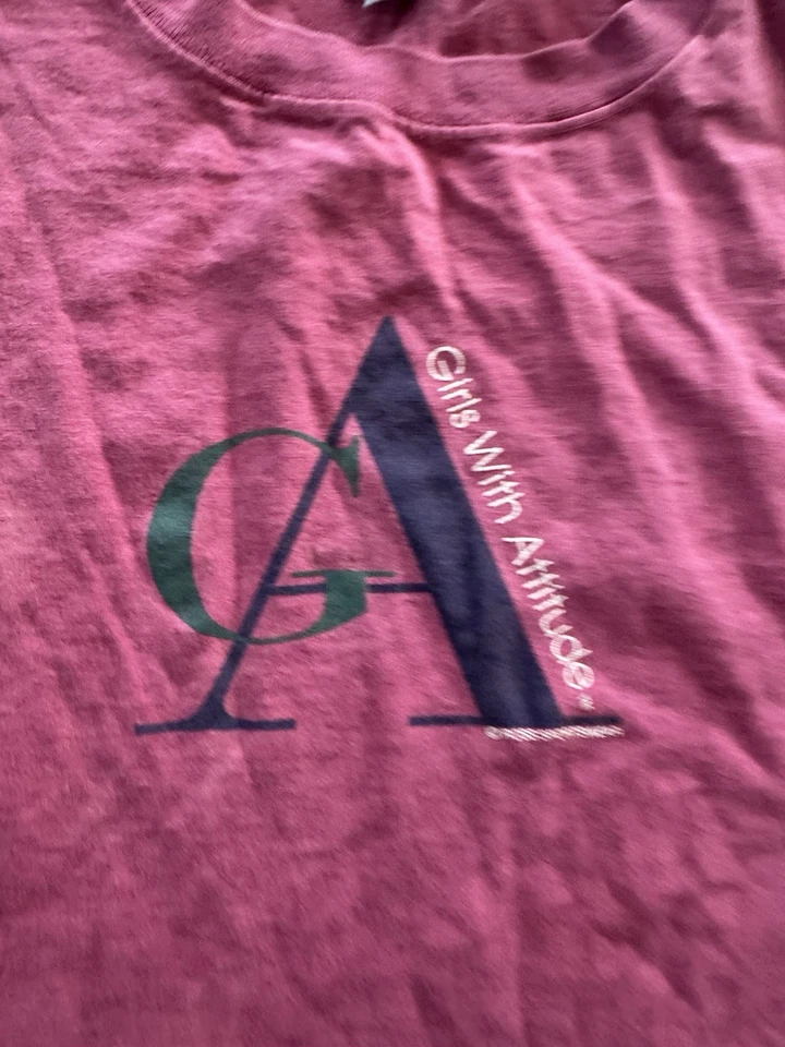 Camiseta Vintage Anos 90 Meninas com Atitude Gráfica Rosa Tamanho G - Imagem 2 de 3