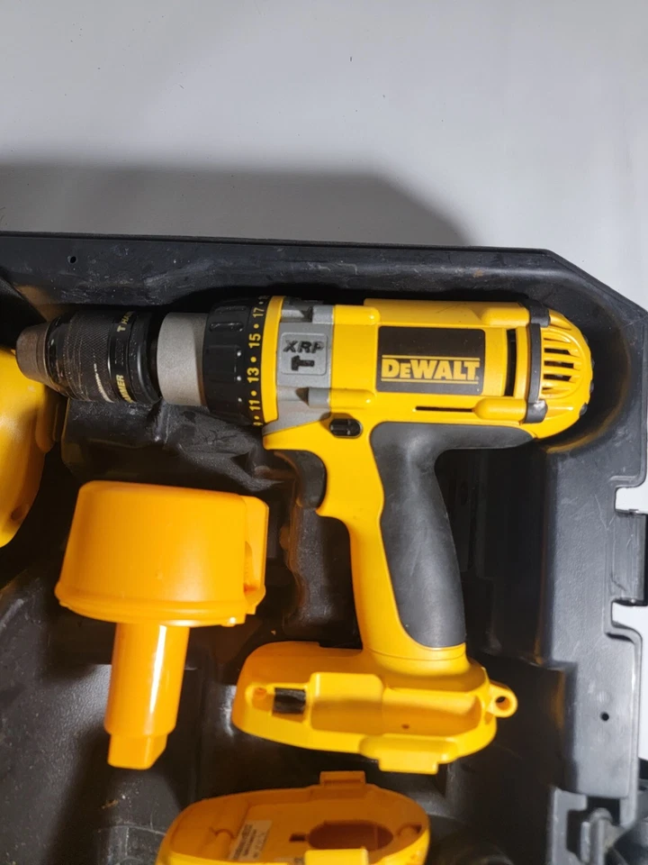 DEWALT 18-Volt Cordless 4 Tool Kit Drill, Saw, RECIP  Worklight  Great Condition - Image 2 of 4