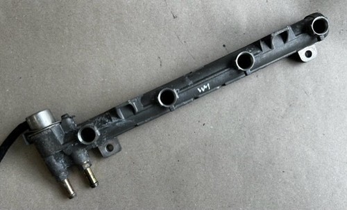 VW Golf IV 4 1J 1.4 16V Einspritzleiste Kraftstoffverteiler 036133319