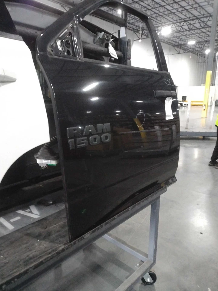Conjunto de puerta delantera izquierda usado se adapta a: camioneta Ram Dodge 1500 2015 doble cabina Foto 3 de 4