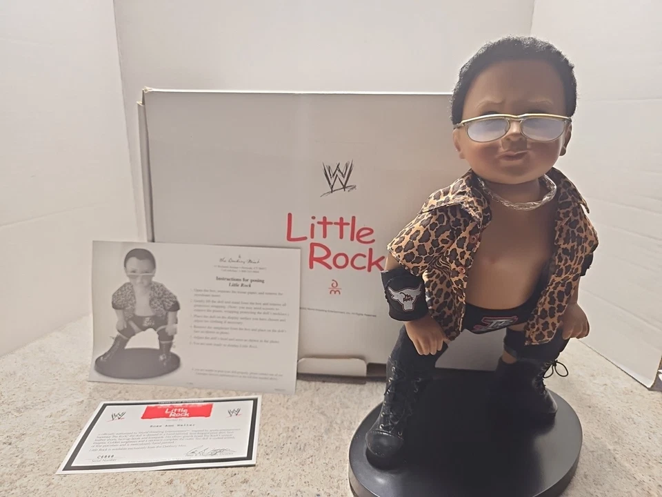 👀 De colección 2002 Danbury Como Nuevo WWE The Rock Posable "Little Rock" con Certificado de Autenticidad 👀 Foto 2 de 4