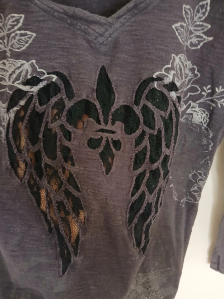 Camiseta Para Mujer Y2K Delantera Trasera Alas de Ángel Gráfica Envejecida Manga Larga S Usada en Excelente Condición Foto 4 de 4