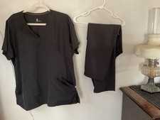 Carhartt Force scrub set women Size Large. Black in color.