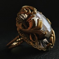 Superbe bague orientale important cristal volutes sertissant la pierre laiton