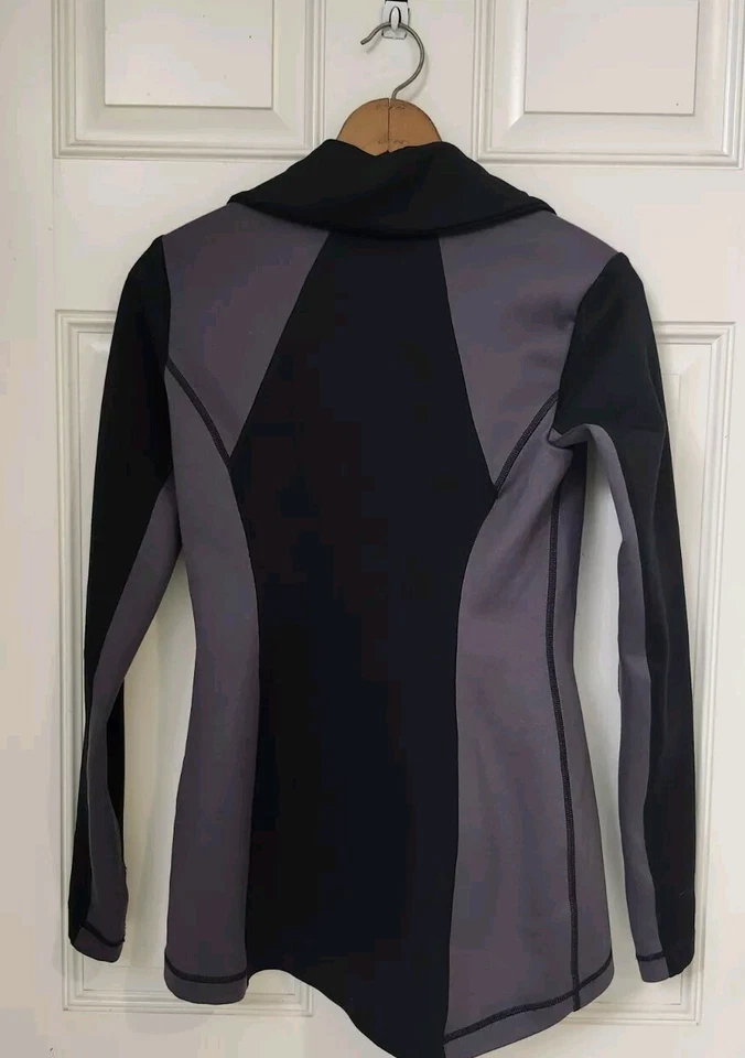 Camiseta Cabi Mujer Talla XS Negra y Gris Dynamo Chaqueta Atlética Yoga Elástica Foto 3 de 3