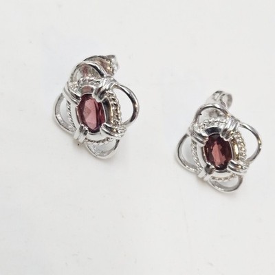Funkelnde Infinity Ohrringe mit rotem Granat Sterling Silber Ohrstecker Vierfachfolie