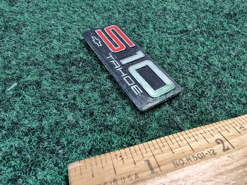 1982-93 Chevrolet Chevy S10 Tahoe caixa de luvas emblema logotipo emblema 2S7 - Imagem 4 de 4