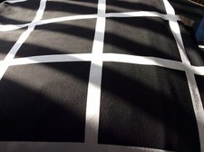 Noir audacieux avec lignes blanches