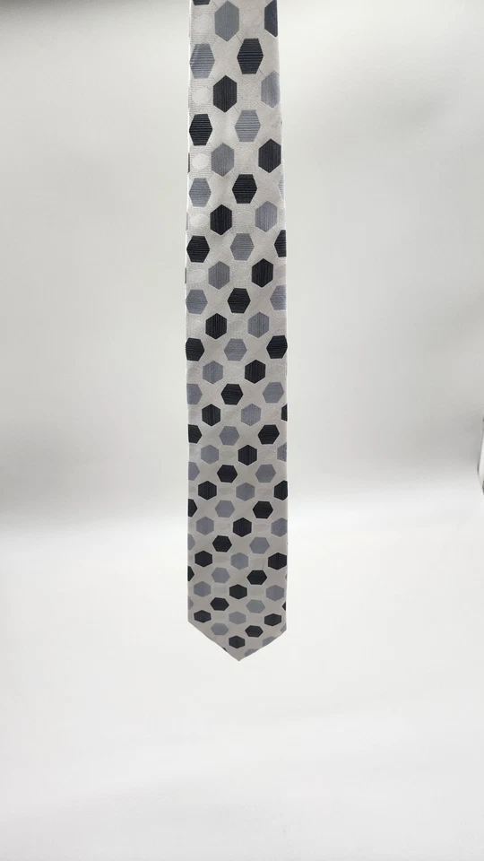 CORBATA DE SEDA PARA HOMBRE SETAZONE - PATRÓN HEXAGONAL PLATEADO/GRIS/NEGRO - HECHA A MANO Foto 3 de 4