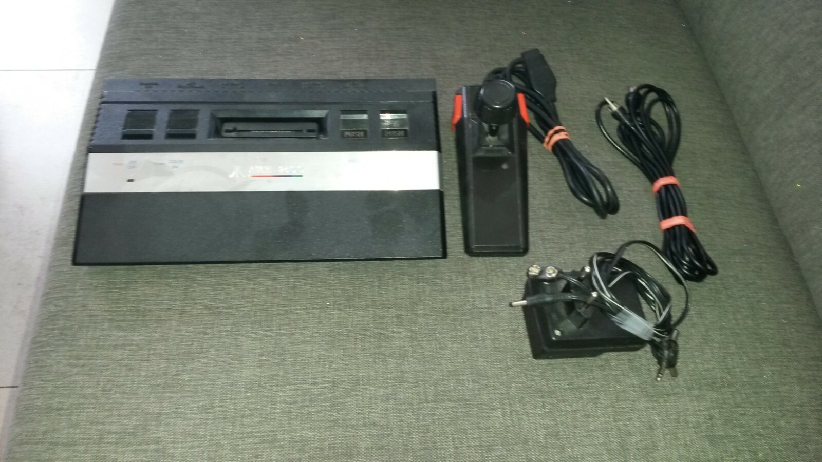 Console Atari 2600 Junior Jr + cable + manette controller