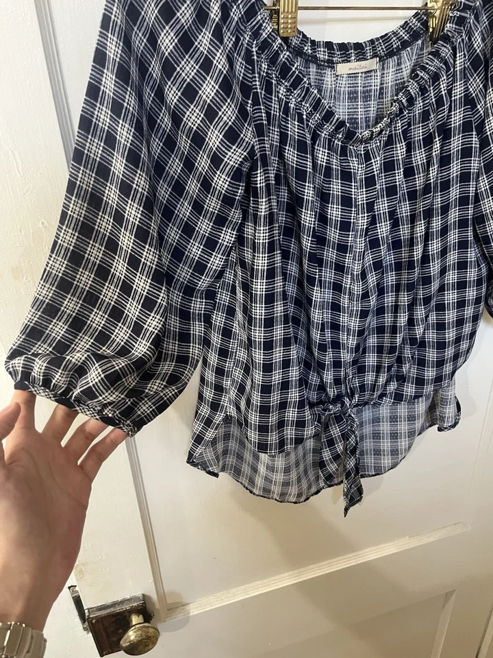 Женская блузка в синюю клетку с галстуком спереди. Средний размер - Изображение 2 из 4