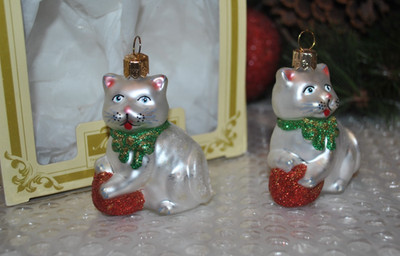 NEW IMPULS S/2 Mouth Blown Glass Ornament SILVER/GREY CAT Red Ball BOW 2.5''H PL