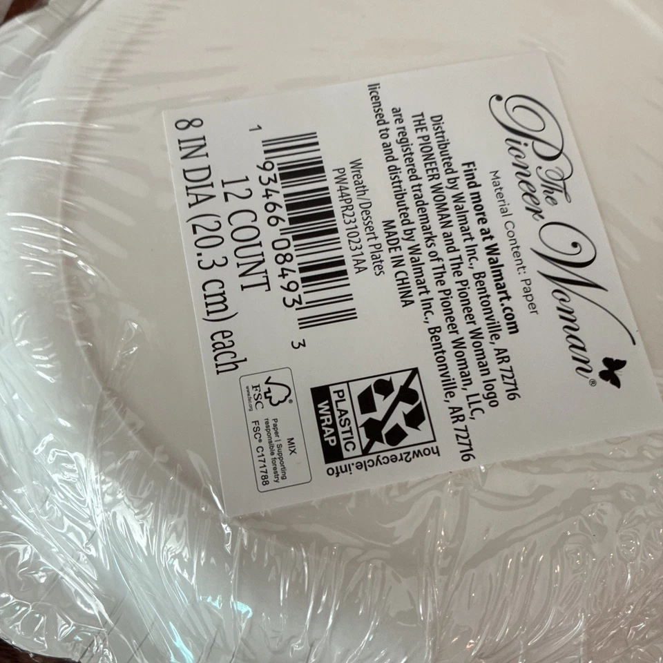 Pioneer Woman Christmas Party Supplies 24 Wreath /Dessert Plates , 2 Tablecloth - Image 4 of 4