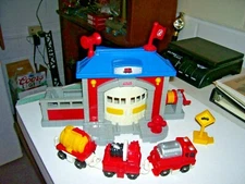 GeoTrax Rail & Road System Fast Response Rescue Co Fire Station 2003 Mattel