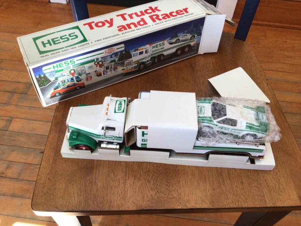 Camión de carreras Hess 1991 con auto nuevo en caja embalaje original luces de trabajo en camión Foto 3 de 4