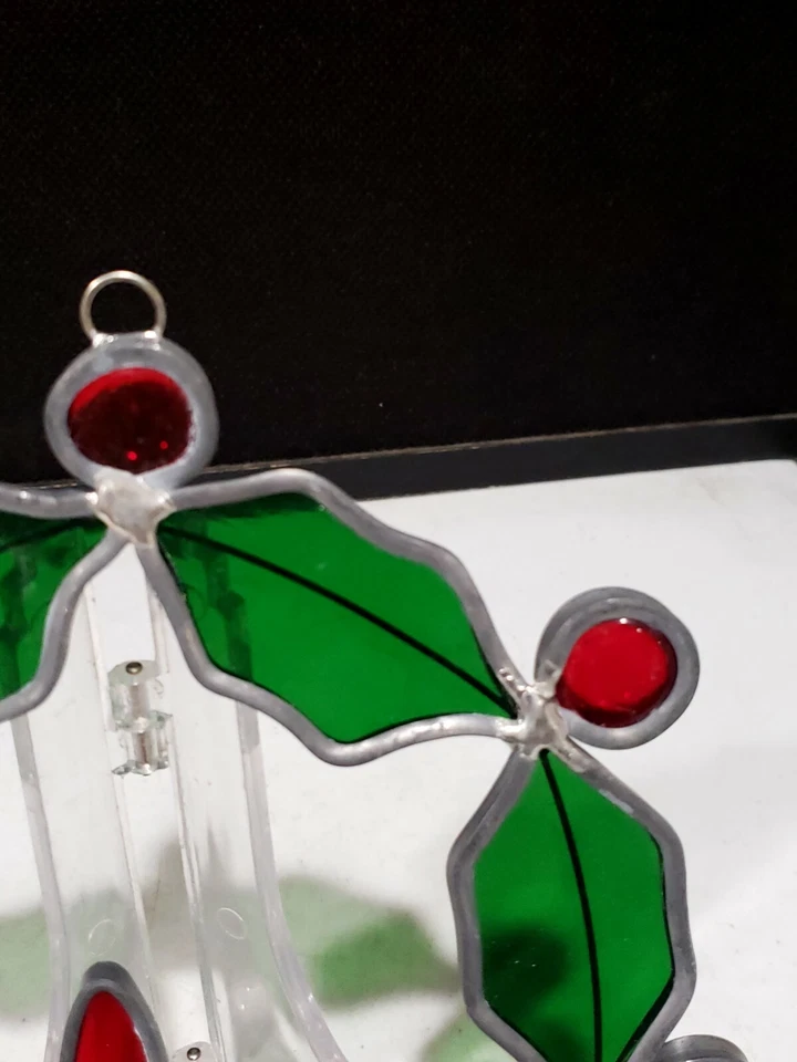 圣诞彩色玻璃 8 英寸花圈冬青浆果浆果和蜡烛 — 第 2/4 张图片