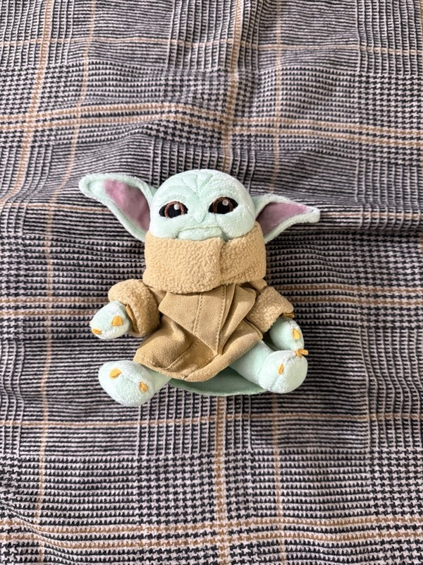 Disney Store World The Child Baby Yoda Shoulder Pal Magnet Doll Plush NWOT