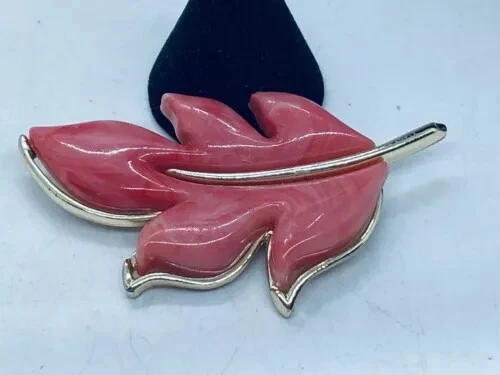 SPILLA SARAH COVENTRY FOGLIA INSERTI IN LUCITE FUCSIA DEL 1975 - Immagine 4 di 4