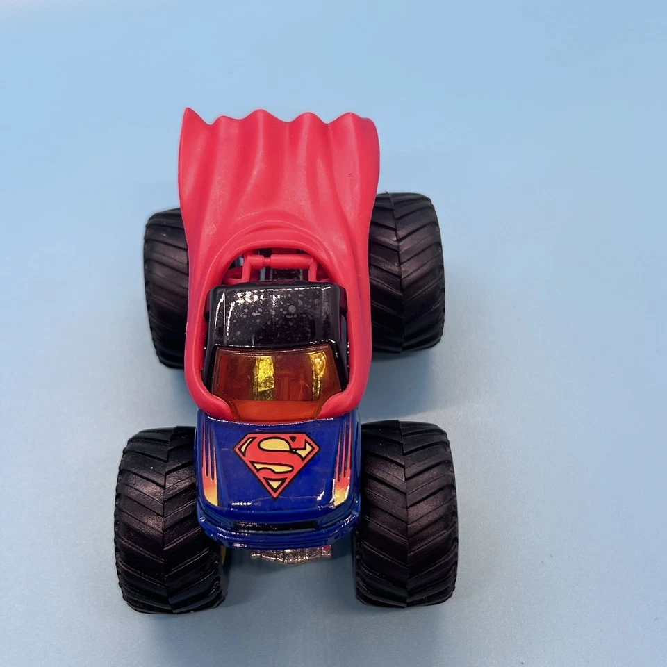 Monster Jam Superman Monster Truck Hot Wheels escala 1:64 con Cape DC Comics 4x4 Foto 3 de 4