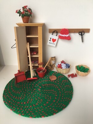 1:12 scale dollhouse miniature red green laundry room, back hall, braided rug.