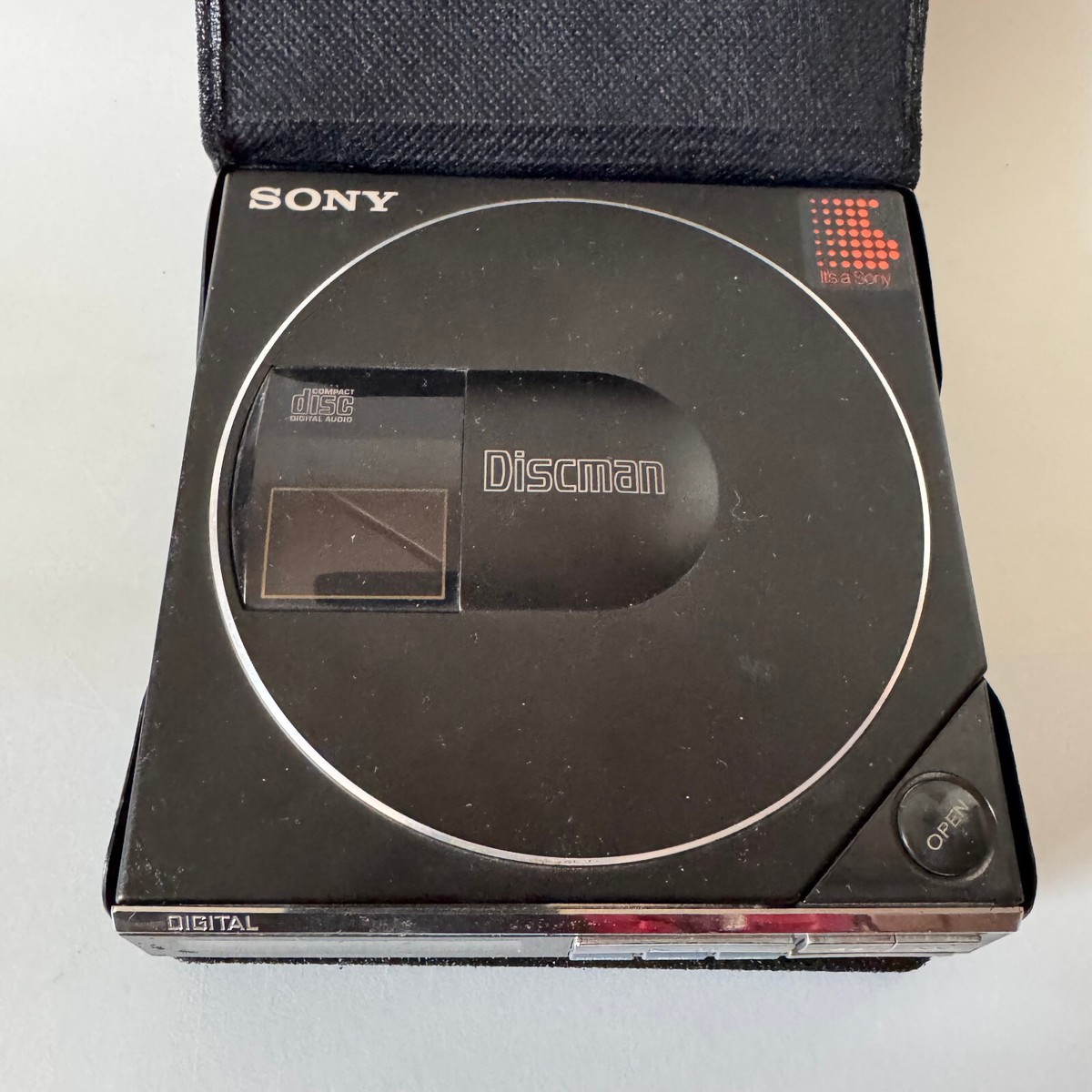 Vintage SONY D-50 MKII Compact Discman w/ Battery Pack BP
