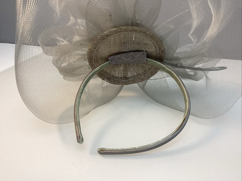 Hübscher Fascinator Silber Grau Hochzeit Rennen Brautmutter Damentag WA - Bild 7 von 10