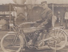 1910s Postkarte Vereinigte Staaten Marine Offizier & Harley Davidson Motorrad