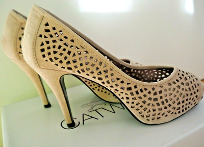 Victoria Delef, Pumps, Peep Toe, beige, durchlöcherte Optik, Gr. 39