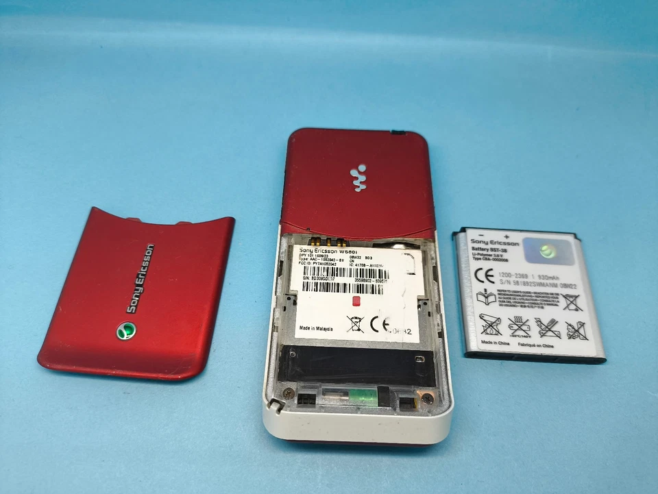 Sony Ericsson W580i Walkman Red Unlocked Mobile Phone - Image 4 of 4