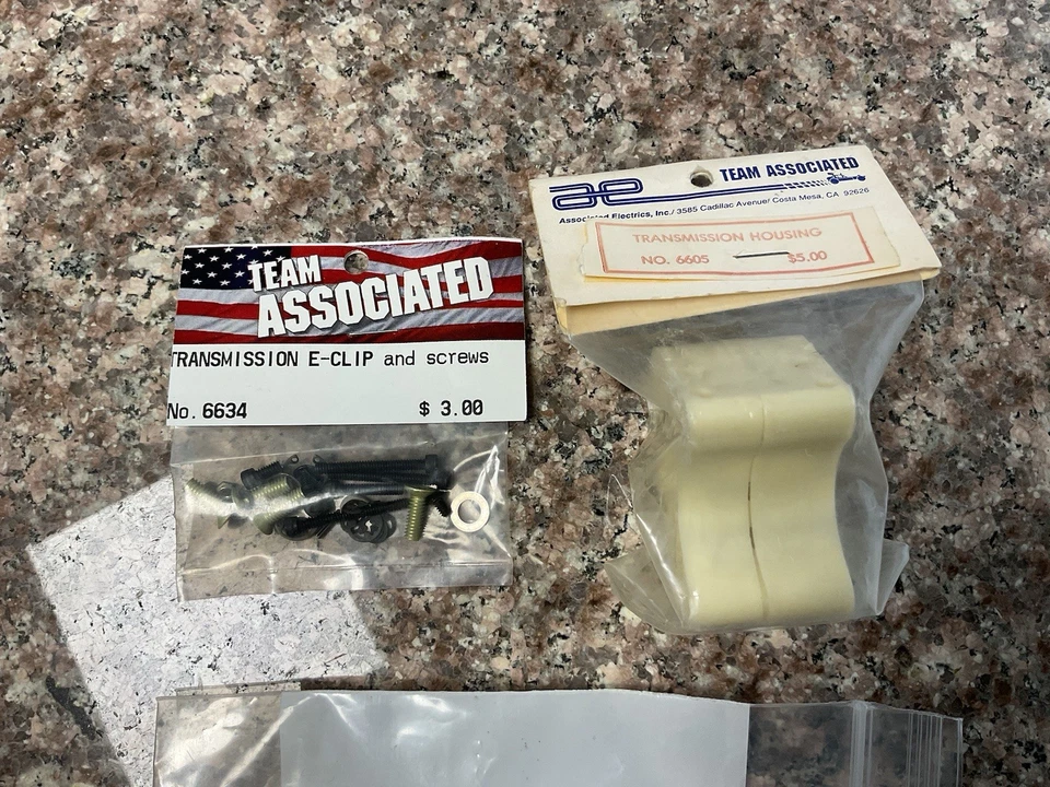 TEAM ASSOCIATED RC10 VINTAGE BUGGY 6 GEAR TRANSMISSION Parts Lot Original Not Re - Image 2 of 3