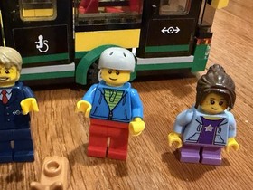LEGO CITY Bus Station 60154 100% COMPLETE + All Minifigures DISASSEMBLED