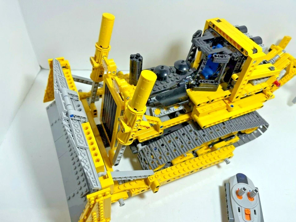Lego Technic Construction Motorized Bulldozer 8275 Power Functions Assembled - Image 3 of 4