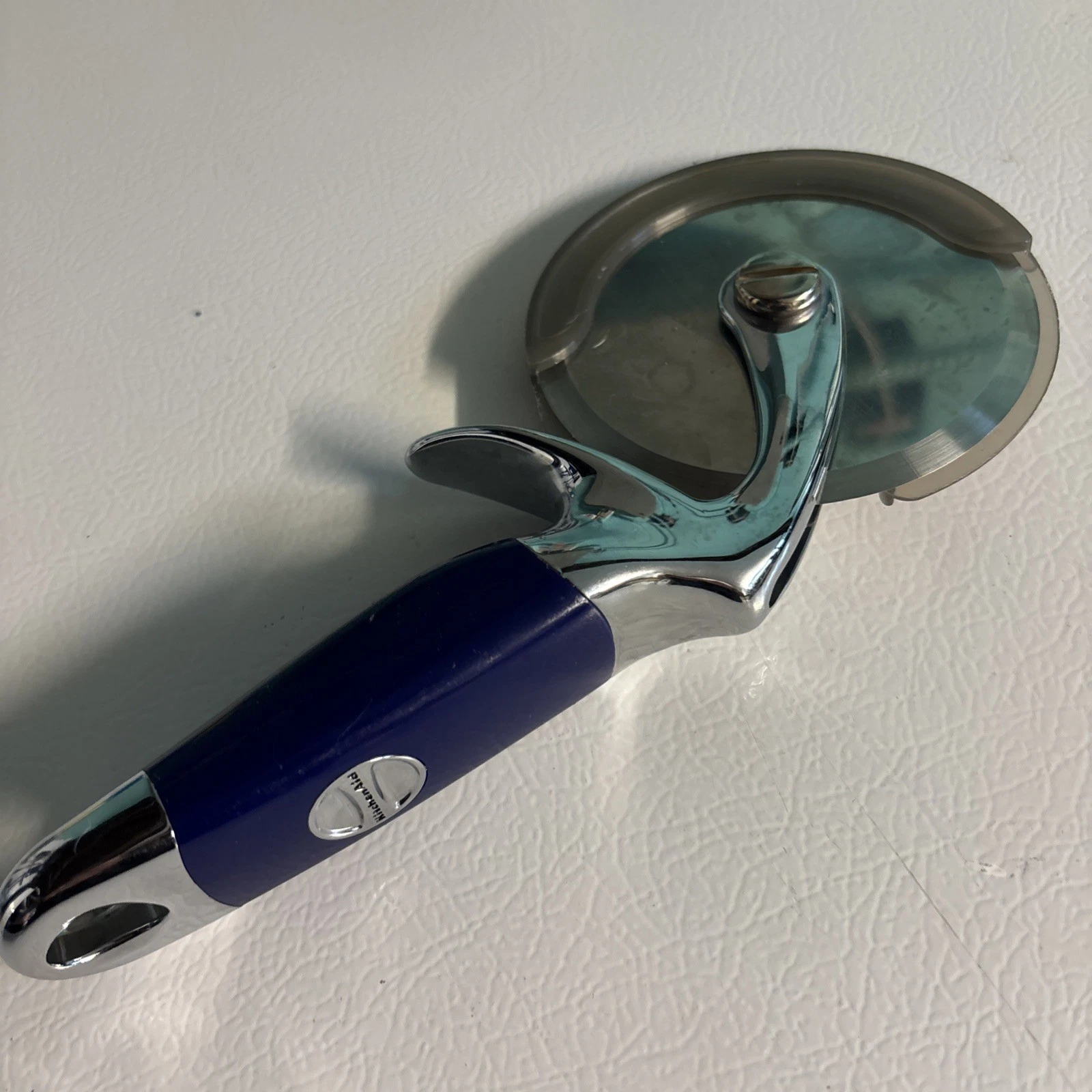 Rare BLUE KitchenAid Professional Empire Pizza Cutter Wheel Finger Guard 2002
Opens in a new window