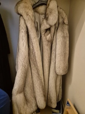 Manteau long en vraie fourrure de renard argenté - Fourrures George V Paris - Photo 1/2