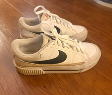 Nike Low Top White/Black Solid Lace-Up Athlet...