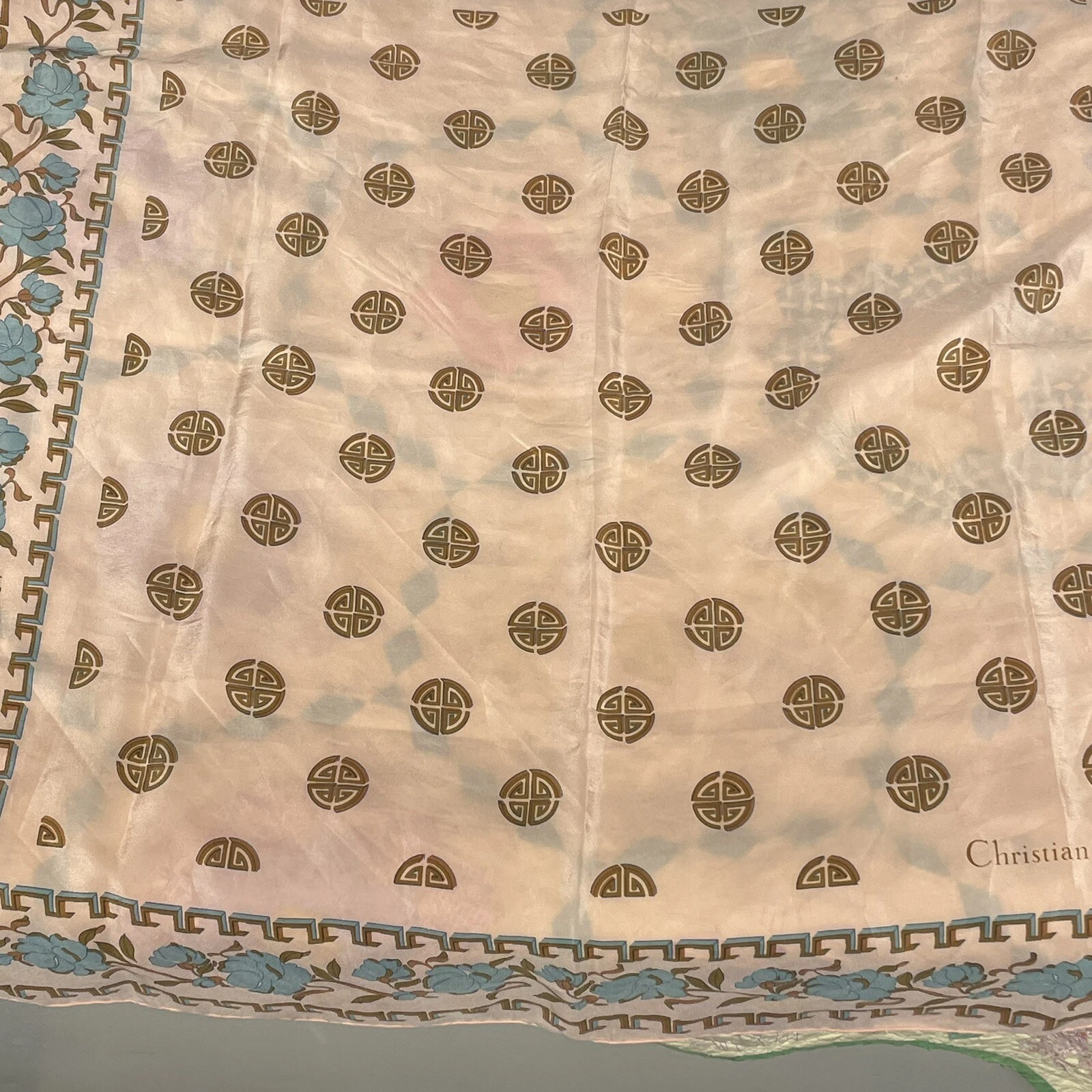 Foulard vintage Christian Dior rose et bleu à fleurs en soie avec symboles celtiques 31 x 31
