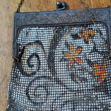 Vintage Art Deco Silver Metal Mesh Purse Handbag w/ Chain Strap Clasp Closure